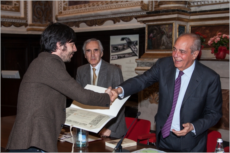 Emilio Macchia riceve dal Presidente A. Fedrigoni l'Attestato di Benemerenza